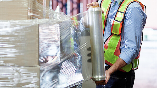 How to wrap your palletized load securely with hand stretch film