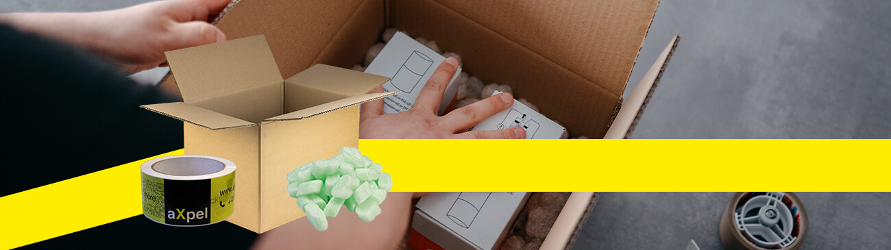 Ruban adhésif, carton et matériau de remplissage comme système d'emballage